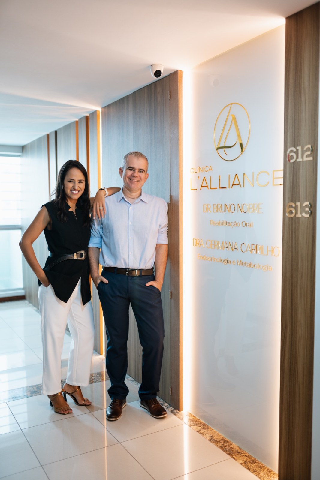 Dra. Germana Carrilho e Dr. Bruno Nobre na entrada da Clínica L’Alliance